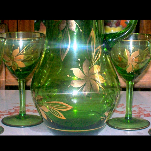 Vintage 6 Stemware Glasses & Pitcher Emerald Green Glass Gold Leaves & Gold Trim - Picture 2 of 2